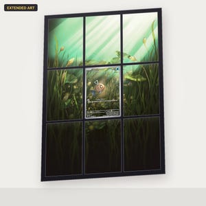 Puede incluir: Una tarjeta coleccionable rectangular que presenta un personaje Feebas centrado dentro de una cuadrícula de nueve paneles. La ilustración muestra una escena submarina con plantas acuáticas verdes, nenúfares y rayos de luz filtrándose a través del agua. El texto EXTENDED ART aparece en un pequeño recuadro en la esquina superior izquierda.