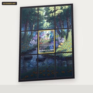 Può includere: Una carta collezionabile rettangolare con arte estesa di una scena boschiva con ruscello, fiori e varie creature. Il pannello centrale mostra una carta Pokémon con testo, circondata da una griglia di otto pannelli che completano l'illustrazione.