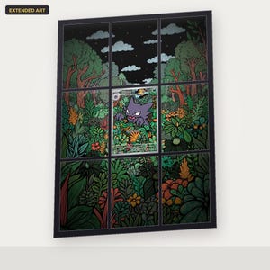 Pode incluir: Uma impressão retangular com uma grade de nove painéis exibindo uma cena de floresta escura à noite com uma criatura roxa centralizada no painel do meio. A arte inclui folhagem verde densa, flores laranja e um céu noturno preto.