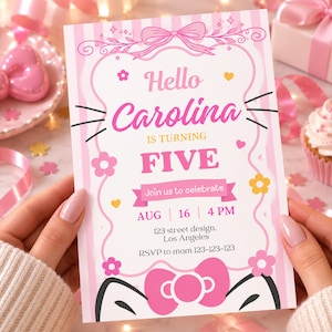 Può includere: Un biglietto d'invito di compleanno rettangolare con sfondo a righe rosa e bianche. Il testo recita: Hello Carolina IS TURNING FIVE Join us to celebrate AUG 16 4 PM 123 street design, Los Angeles RSVP to mom 123-123-123. Include un fiocco rosa e baffi.