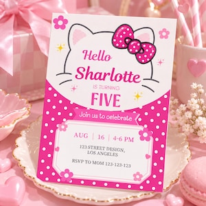 Puede incluir: Una tarjeta de invitación de cumpleaños rectangular con el contorno de un gato blanco, un lazo rosa de lunares y el texto Hello Sharlotte IS TURNING FIVE. La parte inferior es de color rosa brillante con lunares blancos y detalles del evento.