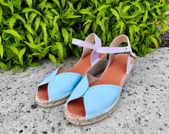 Espadrillas con zeppa fatte a mano – Sandali comodi color terracotta nei colori azzurro pastello, lilla pastello e arancione.