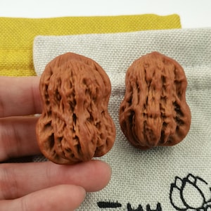 Coppia di noci a forma di arachide Wenwan, ornamento da collezione portatile per il relax in noce con texture naturale e sacchetto in lino