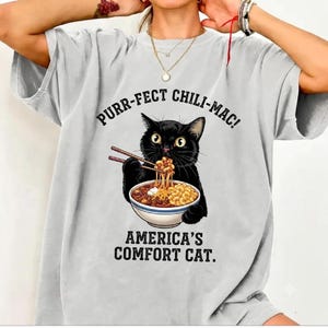 Purr-fect Chili Mac Cat graphic T-shirt | America's Comfort Cat