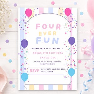 Pode incluir: Um cartão de convite de aniversário retangular com fundo de listras pastel e moldura em arco. O texto diz FOUR EVER FUN, PLEASE JOIN US TO CELEBRATE ARIA'S 4TH BIRTHDAY, SAT 22 DEC, AT FOUR O'CLOCK, THE JUMPING CASTLE, RSVP.
