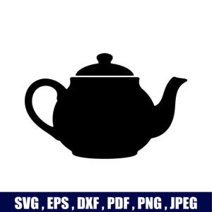Può includere: Una silhouette nera solida di una teiera con un corpo arrotondato, un manico curvo a sinistra, un beccuccio a destra e un coperchio con un piccolo pomello sulla parte superiore. Sotto la teiera, il testo recita: SVG, EPS, DXF, PDF, PNG, JPEG.