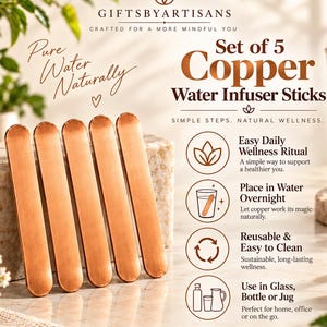 Puede incluir: Un juego de cinco varillas de cobre para infusión de agua con extremos redondeados. El texto en la imagen dice: Set of 5 Copper Water Infuser Sticks, Pure Water Naturally, Simple Steps, Natural Wellness, Easy Daily Wellness Ritual, Place in Water Overnight, Reusable & Easy to Clean, Use in Glass, Bottle or Jug, Avoid acidic or carbonated drinks. Hand wash only, Small Steps Brighter Days.