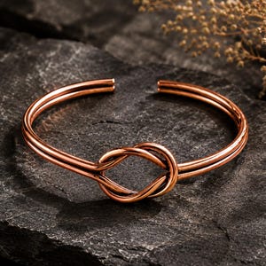Koperen Infinity Knot Open Manchetarmband – Slanke Minimalistische Armband voor Dames – Stijlvol Sieradencadeau voor Vrouwendag of Jubileum