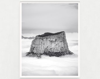 Mont Aiguille émergeant du brouillard - Décoration montagne minimaliste et cadeau de voyage inspirant en noir et blanc