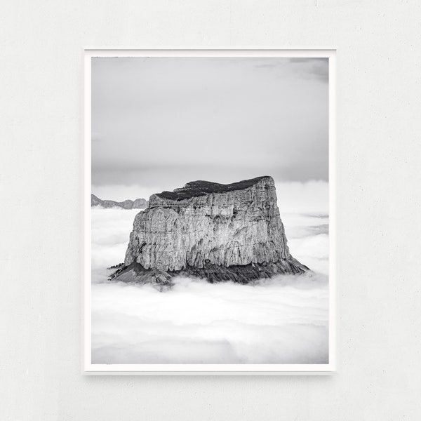 Mont Aiguille émergeant du brouillard - Décoration montagne minimaliste et cadeau de voyage inspirant en noir et blanc