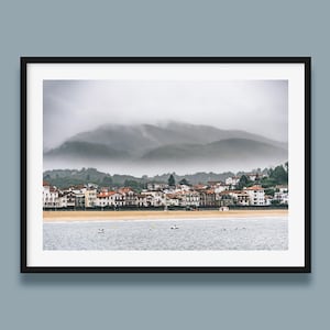 Bucht von Saint-Jean-de-Luz, Fotodruck Turbulenter Ozean Baskische Architektur Neblige Berge Reiseandenken aus Süd-West-Frankreich