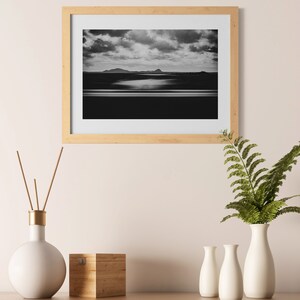 Mise en scène de la photo encadrée dans un décor de maison.