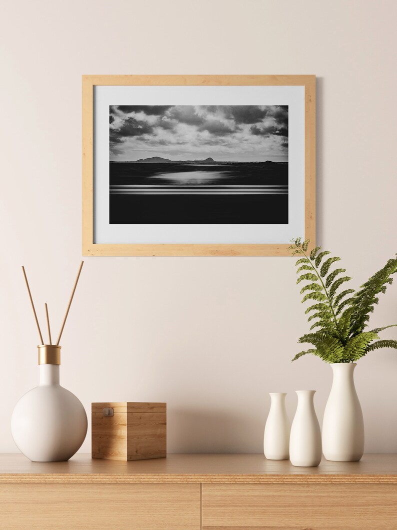 Mise en scène de la photo encadrée dans un décor de maison.