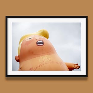 Baby Trump Ballon - Satirische Kunst | Paris-Protest | Politische Fotografie | Wanddekoration | Humorvoller Druck