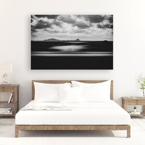 Mise en scène de la photo encadrée dans un décor de maison.