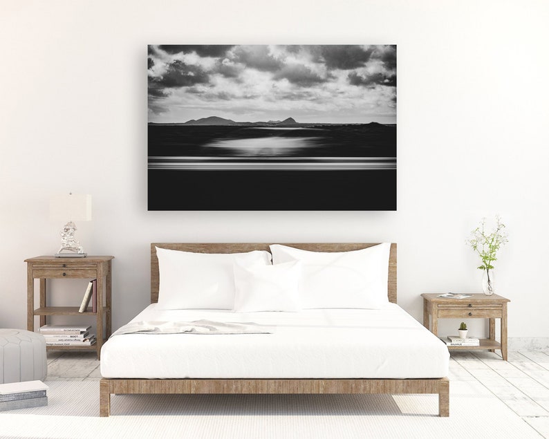 Mise en scène de la photo encadrée dans un décor de maison.