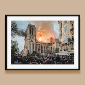 Notre-Dame de Paris in fire : Historisches Ereignis, die Kathedrale in Flammen - 15.April 2019 - Farbfoto-Druck - Druck