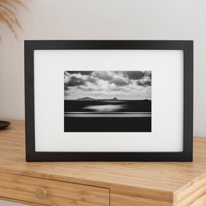 Mise en scène de la photo encadrée dans un décor de maison.