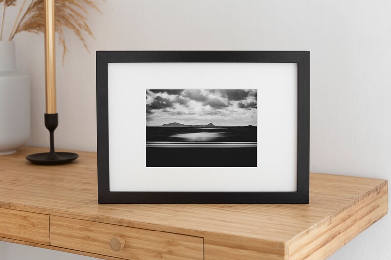 Mise en scène de la photo encadrée dans un décor de maison.