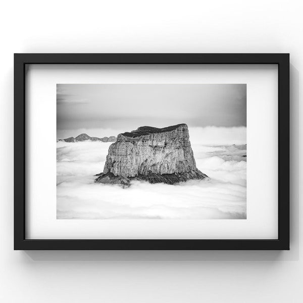 Tirage photo Mont Aiguille dans la brume - Paysage de montagne noir et blanc - Décoration murale vercors - Impression contemporaine