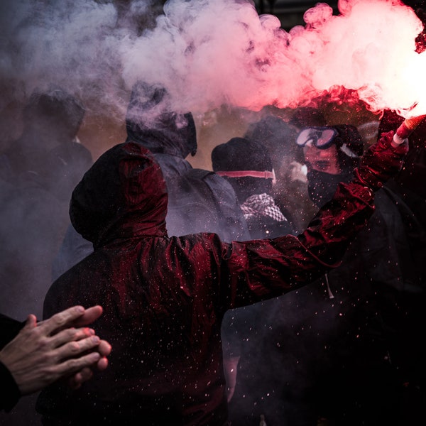 Schwarzer Block gegen das Arbeitsrecht - Farbfotodruck - Symbol des Widerstands und des Kampfes - Engagierte Dekoration Original Druck in limitierter Auflage