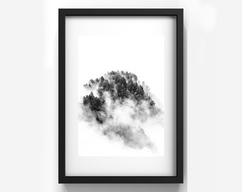 Photo noir et blanc d'un paysage de montagne : forêt de pins dans la brume. Décoration murale artistique pour votre maison ou votre bureau.