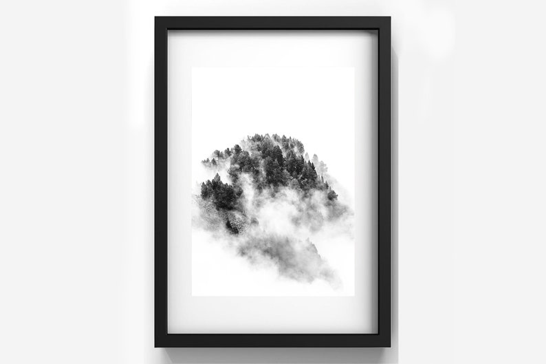 Photo noir et blanc d'un paysage de montagne : forêt de pins dans la brume. Décoration murale artistique pour votre maison ou votre bureau. image 1