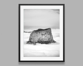 Impression Mont Aiguille : montagne des Alpes françaises dans la brume, noir et blanc