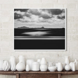Mise en scène de la photo encadrée dans un décor de maison.