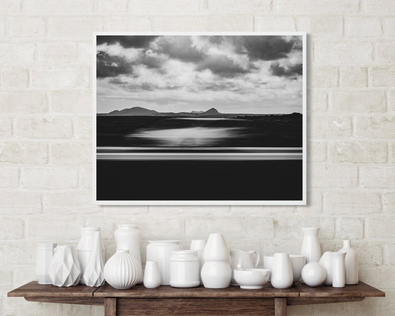 Mise en scène de la photo encadrée dans un décor de maison.