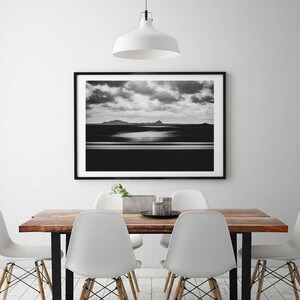 Mise en scène de la photo encadrée dans un décor de maison.