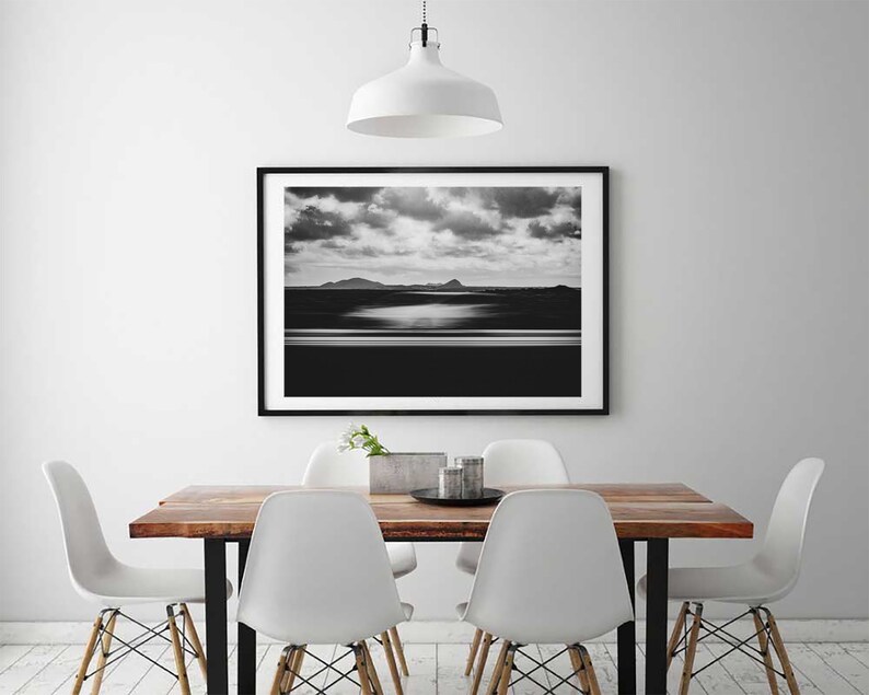 Mise en scène de la photo encadrée dans un décor de maison.