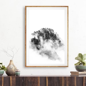 Photo noir et blanc d'un paysage de montagne : forêt de pins dans la brume. Décoration murale artistique pour votre maison ou votre bureau. image 5