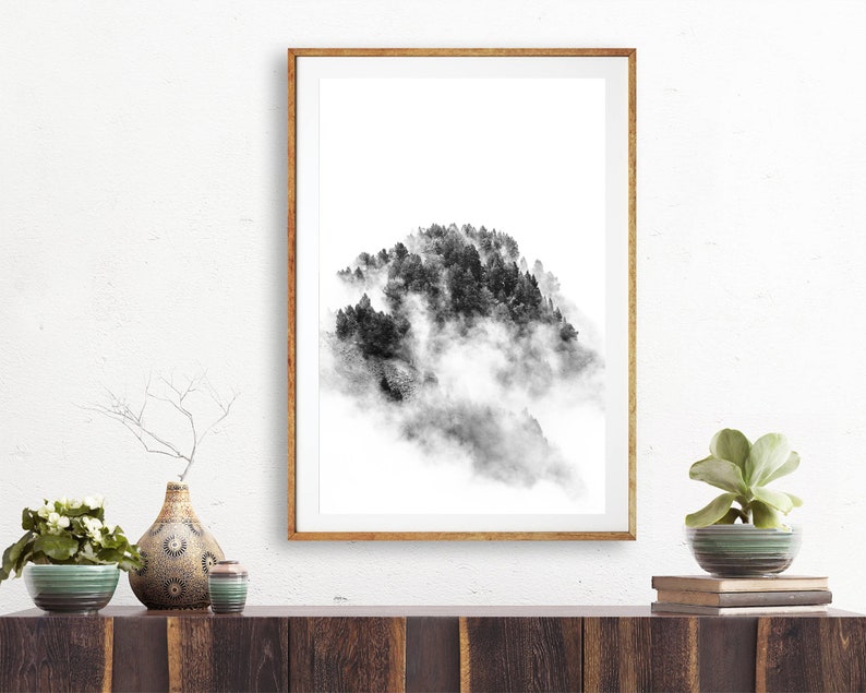 Photo noir et blanc d'un paysage de montagne : forêt de pins dans la brume. Décoration murale artistique pour votre maison ou votre bureau. image 5