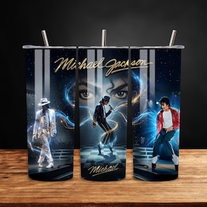 Könnte beinhalten: Ein zylindrischer Becher mit einem Grafikdruck von Michael Jackson in verschiedenen Posen, bekleidet mit einem weißen Anzug, einer schwarzen Jacke und einer roten Jacke. Das Design zeigt blaue Lichtspuren, einen Schachbrettboden und den Namen Michael Jackson.