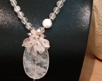 Collier en pierres et matière naturelle quartz rose nommé DANS LES NUAGES