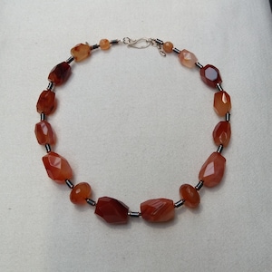 Collier en pierres naturelles cornaline nommé DAHLIA