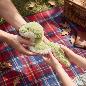 Peluche de serpiente pequeña Jellycat, serpiente rizada verde texturizada, animal de peluche en miniatura, reptil de la jungla de bolsillo, regalo único y lujoso para niños.