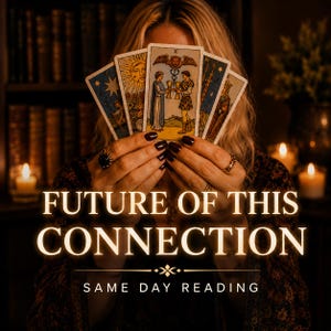 Könnte beinhalten: Ein Fächer aus fünf Tarotkarten, in dessen Mitte die Zwei der Kelche zu sehen ist, mit dem weißen Text FUTURE OF THIS CONNECTION und SAME DAY READING. Die Karten zeigen detaillierte Illustrationen von Figuren, Himmelskörpern und Symbolen.