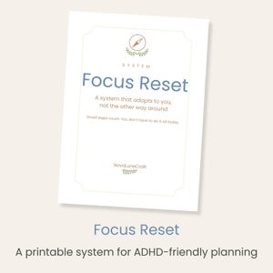 Puede incluir: Un documento imprimible blanco titulado Focus Reset con un icono de brújula y detalles de hojas verdes. El texto dice: A system that adapts to you, not the other way around. Small steps count. You don't have to do it all today. NovaLuneCraft.
