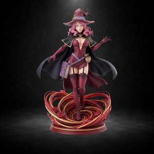 Puede incluir: Una figura detallada de una bruja con cabello rosa que viste un conjunto granate, una capa negra y un sombrero puntiagudo. El personaje se encuentra sobre una base giratoria de cintas rojas y doradas y rosas, con un bolso de color morado.