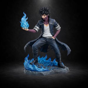 以下が含まれることがあります： 黒いスパイクヘアのキャラクターの収集用アニメフィギュア。ダークブルーのコート、白いシャツ、ダークパンツを着用。半透明の青い炎に囲まれた岩の台座の上に立ち、片手には青い炎を掲げている。精巧な造形で、キャラクターのポーズと炎のエフェクトが特徴的なフィギュア。
