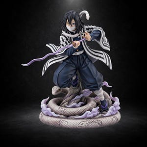 Könnte beinhalten: Eine detaillierte Anime-Figur eines Charakters mit schwarzem Haar, der einen schwarz-weiß gestreiften Haori über einer dunkelblauen Uniform trägt und ein gewelltes violettes Schwert hält. Eine weiße Schlange windet sich um den Charakter und den Sockel.
