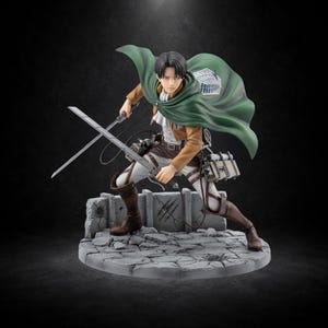 Könnte beinhalten: Eine detaillierte Anime-Figur mit schwarzen Haaren, beiger Jacke, weißem Halstuch und grünem Umhang mit weißem Emblem. Die Figur hält zwei silberne Klingen in Kampfpose und steht auf einem grauen, rissigen Steinsockel, der an Ruinen erinnert.