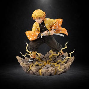 Könnte beinhalten: Eine Anime-Sammelfigur eines Charakters mit kurzem gelbem Haar, der ein gelb-orange gemustertes Haori über einer schwarzen Uniform trägt und ein Katana hält. Die Figur steht auf einem rissigen, felsigen Sockel mit gelben Blitzeffekten.