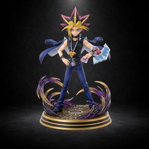 Puede incluir: Una figura del personaje de anime Yu-Gi-Oh! Yami Yugi con cabello puntiagudo amarillo y morado, camiseta negra sin mangas, pantalones azules, un collar dorado del Millennium Puzzle y un disco de duelo en el brazo izquierdo sobre una base.