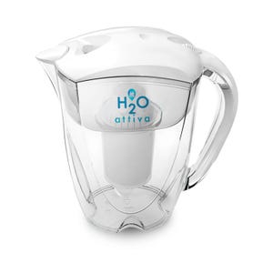 Peut inclure: Une carafe filtrante en plastique transparent avec un couvercle et une poignée blancs. La cartouche filtrante blanche interne porte l'inscription bleue H2O attiva sur le devant. La carafe présente un bec verseur incurvé et un corps transparent.