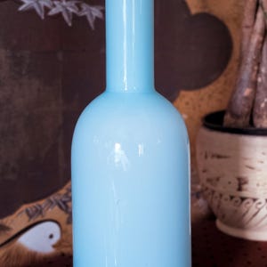 Jarrón de vidrio azul soplado a mano vintage / Jarrón pequeño de vidrio opalino con borde enrollado de estilo moderno de mediados de siglo / Vidrio artístico de estudio costero de mediados de siglo / Pontil rugoso
