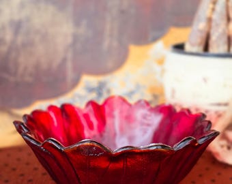 Ciotola vintage in vetro rosso rubino a forma di fiore / Piatto con petali di girasole smerlati / Portagioie retrò color mirtillo rosso e ambra, centrotavola