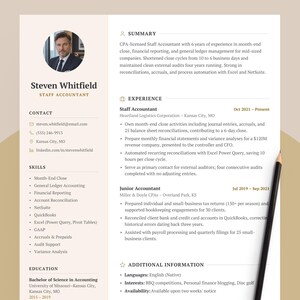 Pode incluir: Um documento de currículo profissional para Steven Whitfield, contador, apresentando uma foto circular, detalhes de contato, habilidades, educação e experiência profissional. Um lápis preto repousa na diagonal no lado direito da página.